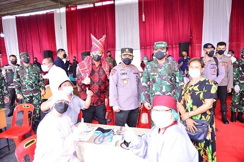 Wali Kota Medan Bersama Panglima TNI dan Kapolri Meninjau Vaksinasi Massal di Pasar Induk Lau Cih